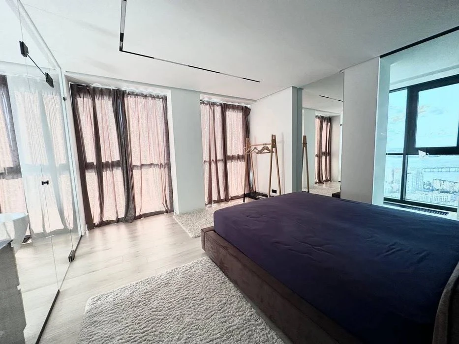 I am selling an apartment of 130m2 in the residential complex NOVODVORYANSKIY