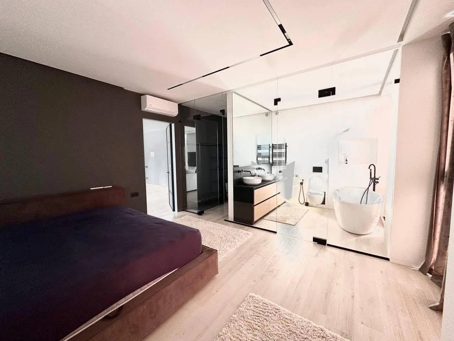 I am selling an apartment of 130m2 in the residential complex NOVODVORYANSKIY