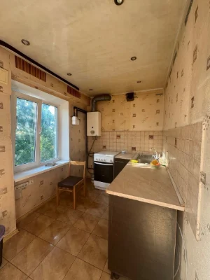 Продажа 3-комнатной квартиры, проспект Поля, пятый этаж.