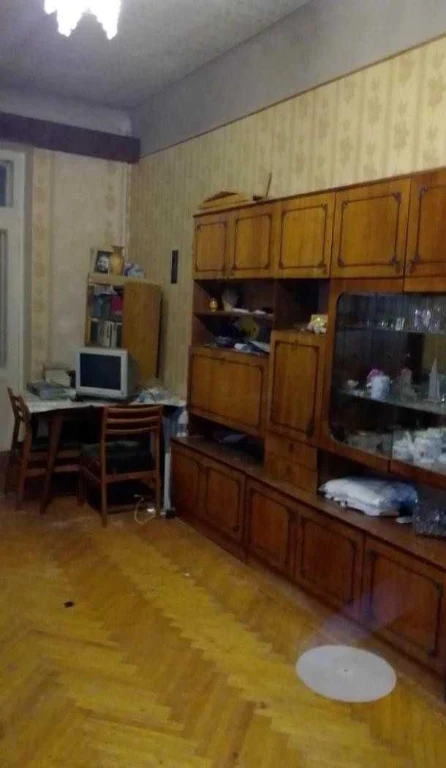 For Sale: 2-room apartment in the city center, street.