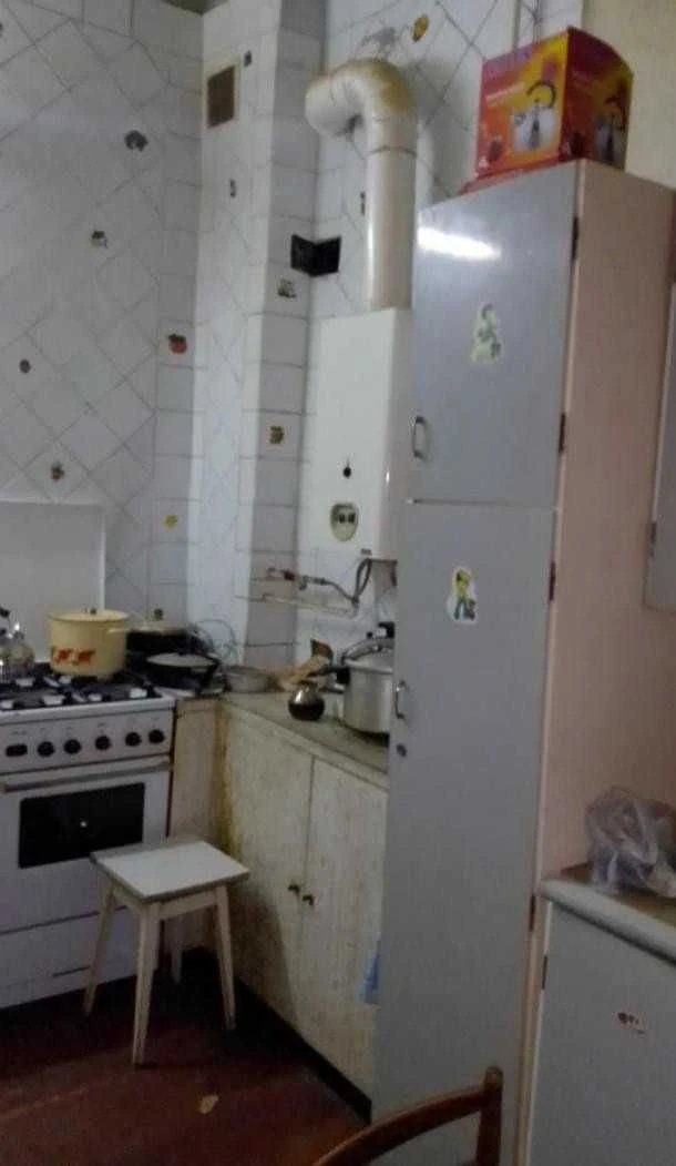 For Sale: 2-room apartment in the city center, street.