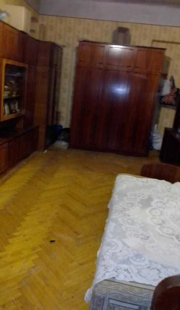 For Sale: 2-room apartment in the city center, street.