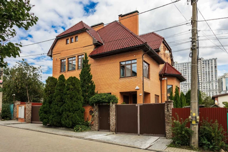 Продаж 4-х поверхового будинку 590 м2, вул. Лубен
