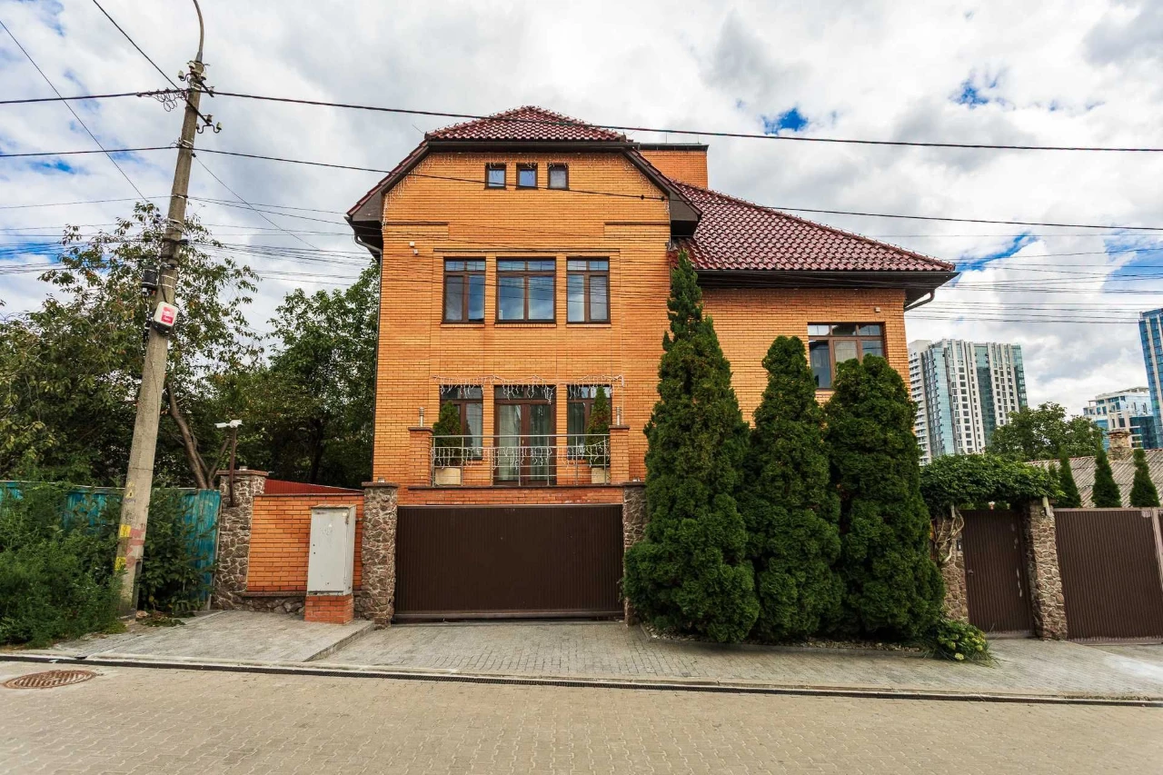 Продаж 4-х поверхового будинку 590 м2, вул. Лубен