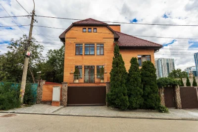 Продаж 4-х поверхового будинку 590 м2, вул. Лубен
