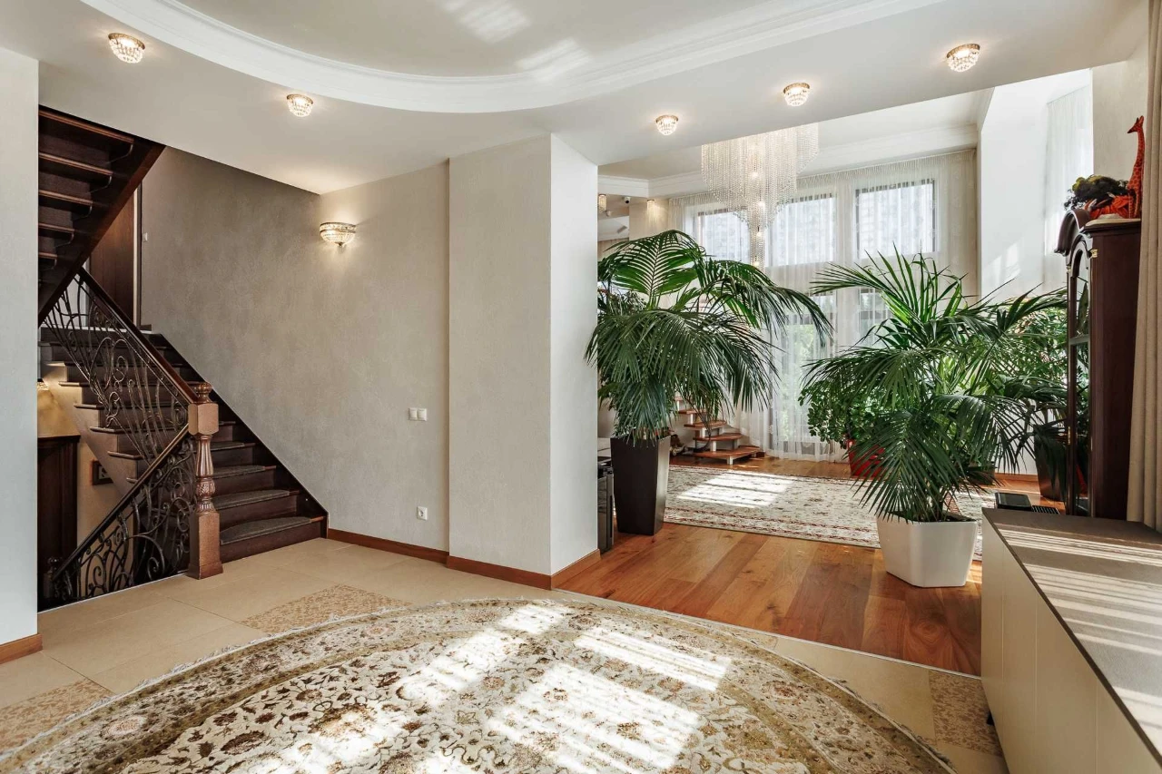 Продаж 4-х поверхового будинку 590 м2, вул. Лубен