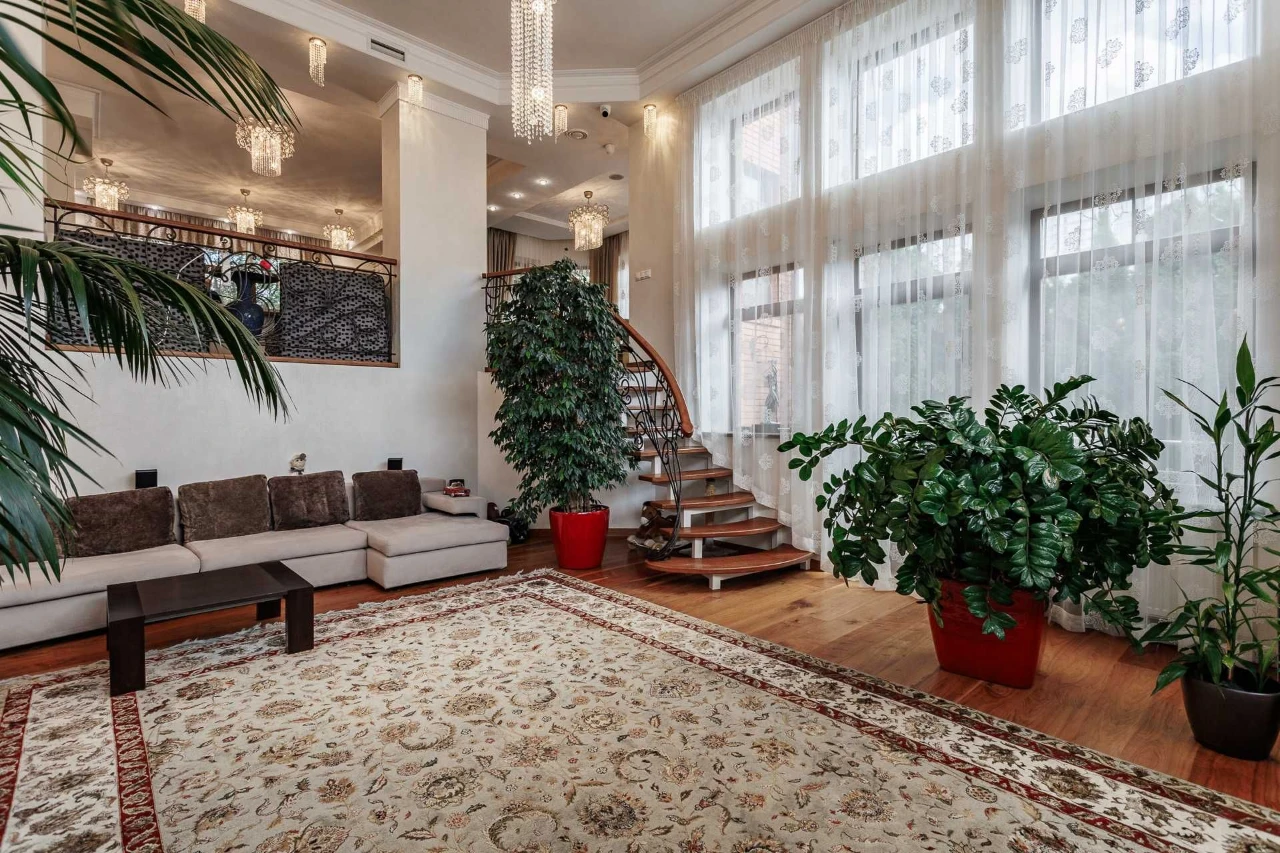 Продаж 4-х поверхового будинку 590 м2, вул. Лубен