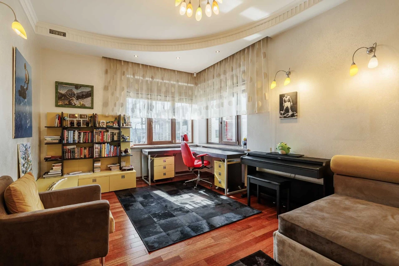 Продаж 4-х поверхового будинку 590 м2, вул. Лубен