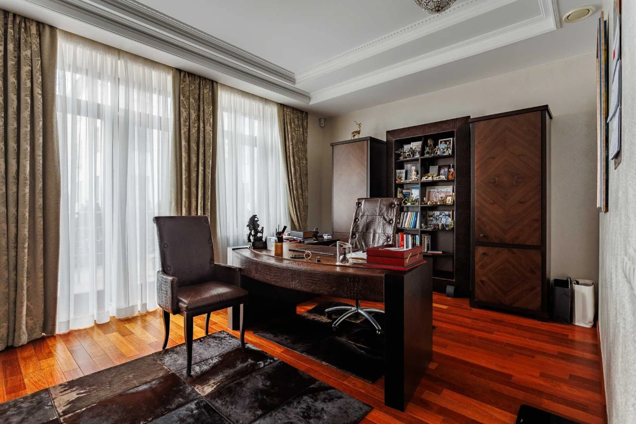 Продаж 4-х поверхового будинку 590 м2, вул. Лубен