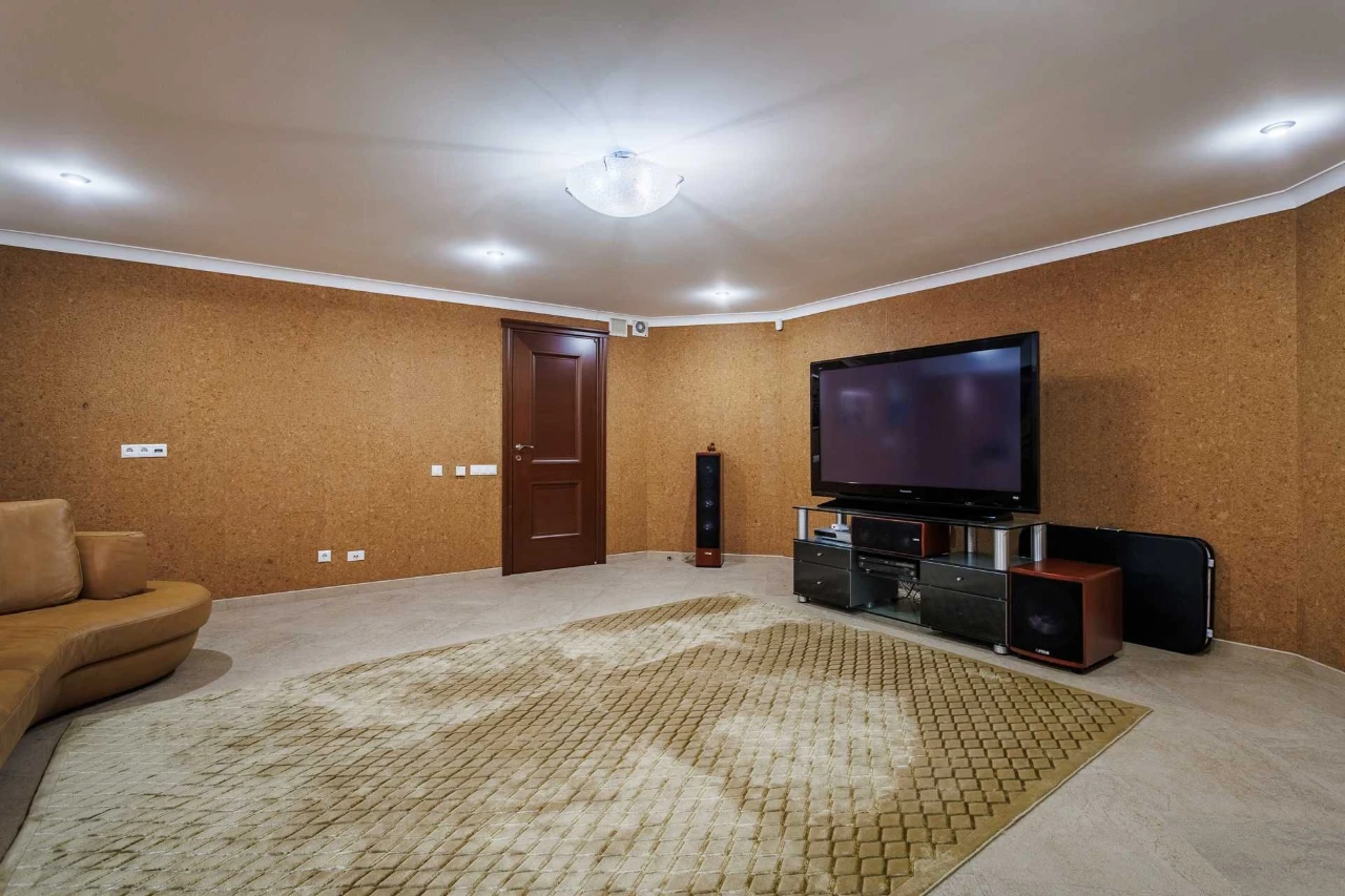 Продаж 4-х поверхового будинку 590 м2, вул. Лубен