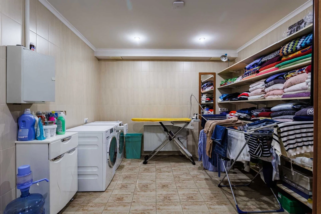 Продаж 4-х поверхового будинку 590 м2, вул. Лубен