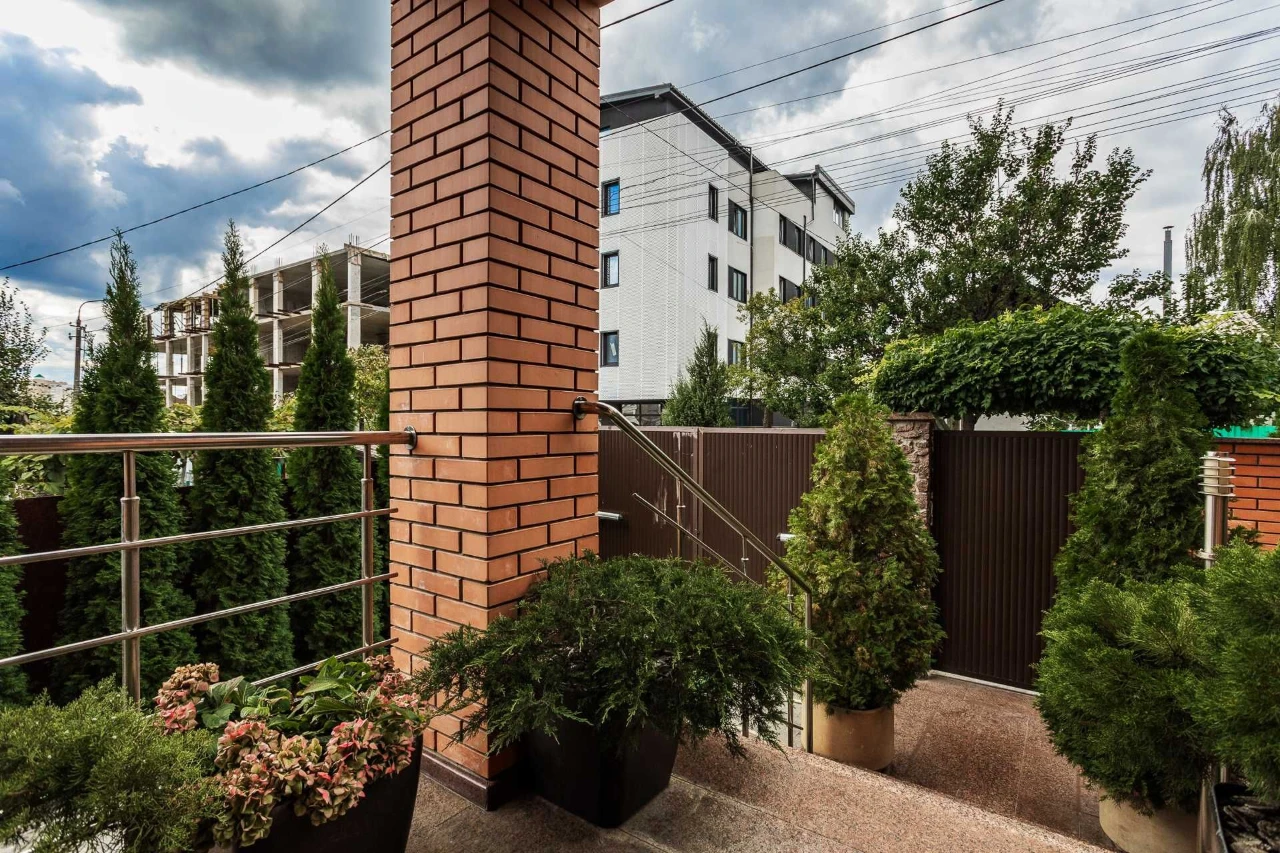 Продаж 4-х поверхового будинку 590 м2, вул. Лубен