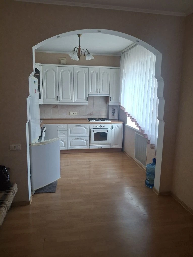 Арена, 3 комнаты. Печерский, Алмазна 14 М. Печерская