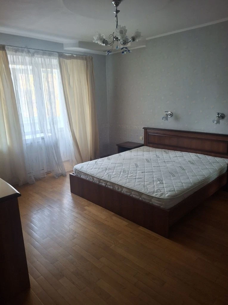 Арена, 3 комнаты. Печерский, Алмазна 14 М. Печерская