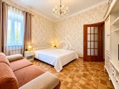 Apartment. Odesa, Deribasivs'ka Street