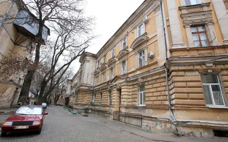 For Sale: 2-bedroom apartment on Italiysky Bulvari.