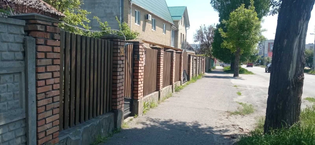 Продаж будинку в місті