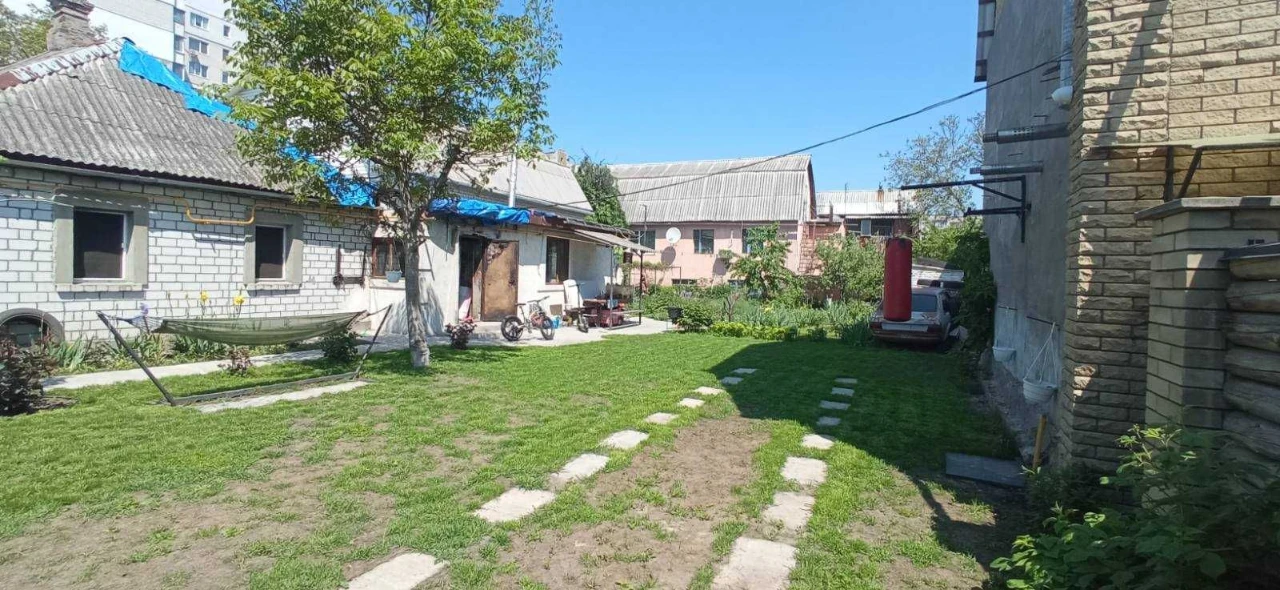 Продаж будинку в місті