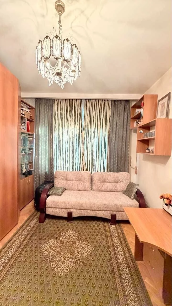 Rent a 3-bedroom apartment near Mariinsky Park, Arsenal District