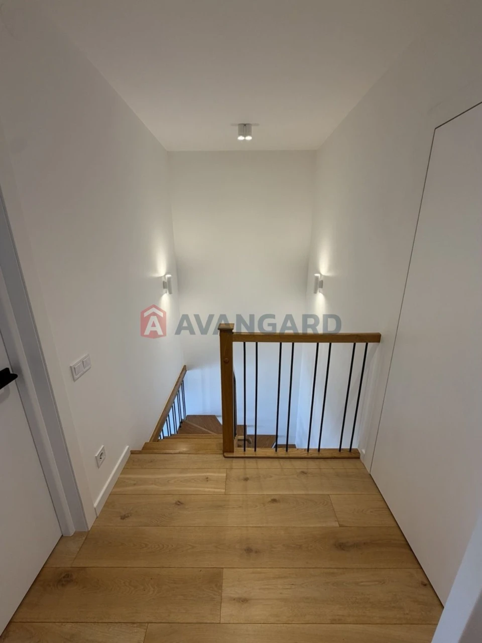 Sale of a 3-bedroom townhouse in the "Semycvet" residential complex, street