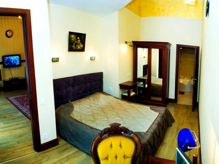 Apartment. Deribasivska Street, Odessa
