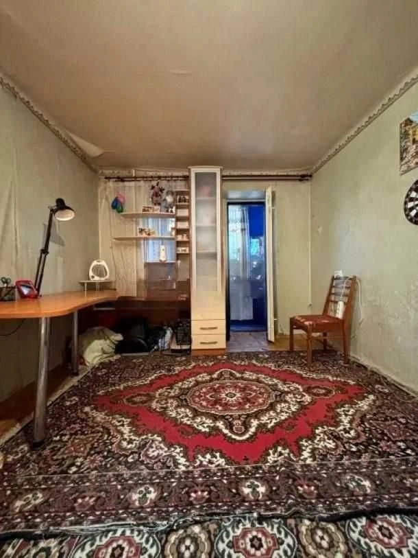 Продається квартира неподалік від метро "Індустріальна".