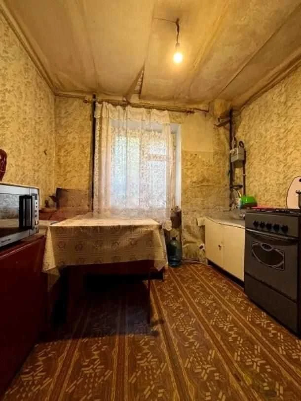 Продається квартира неподалік від метро "Індустріальна".
