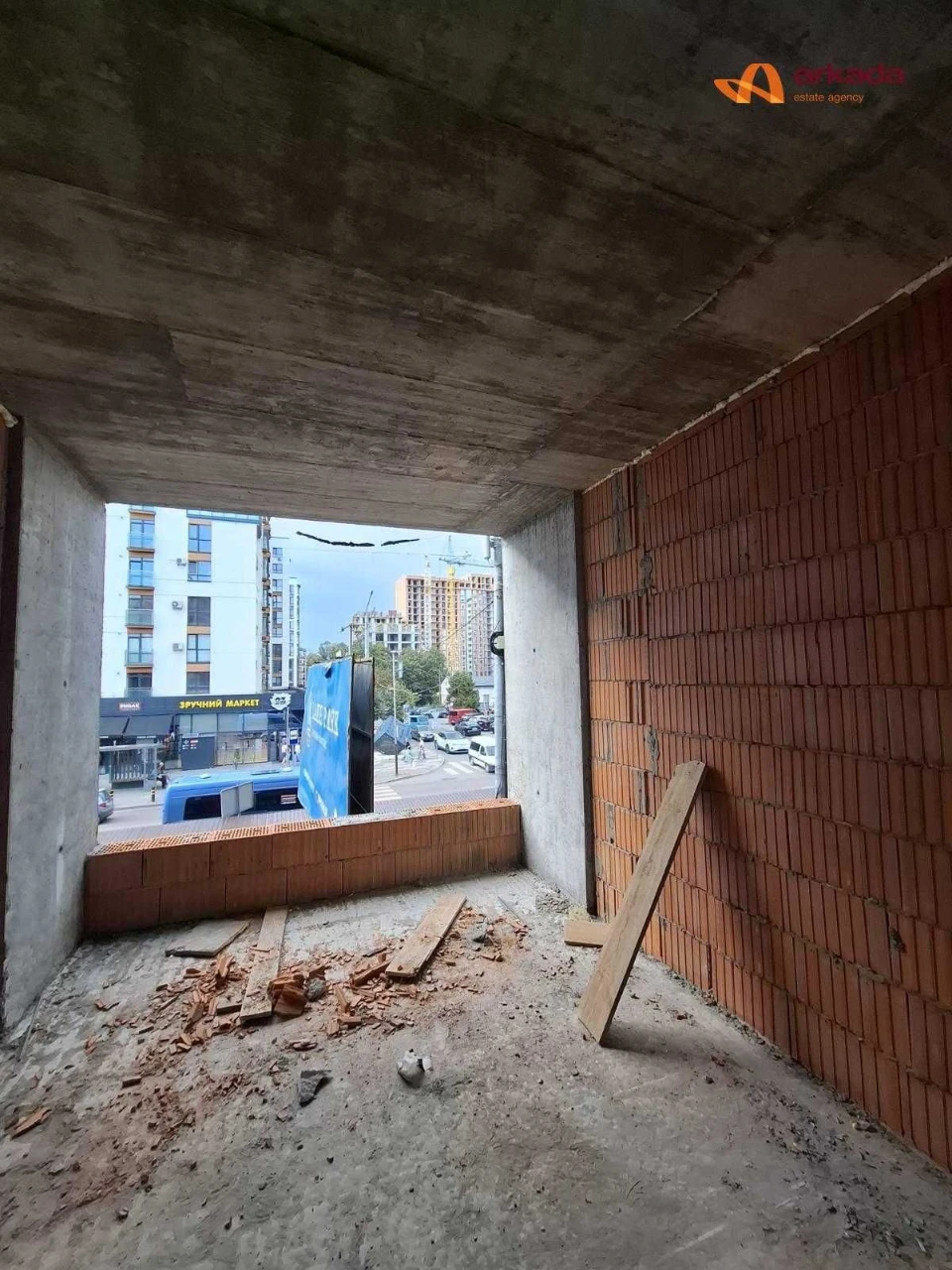Продаж 1-кімнатної квартири в центрі міста поруч з озером в