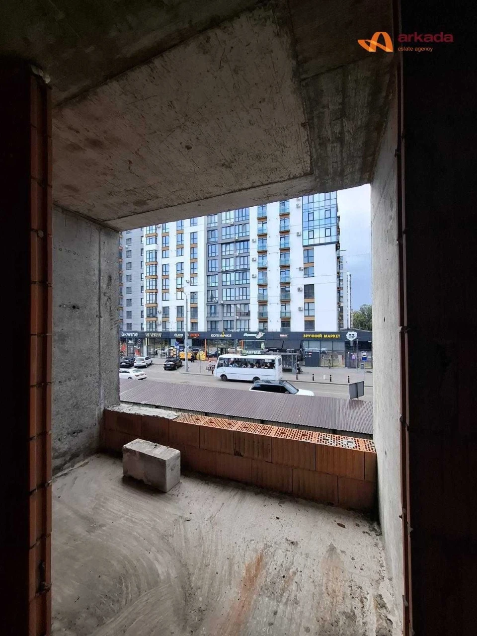 Продаж 1-кімнатної квартири в центрі міста поруч з озером в