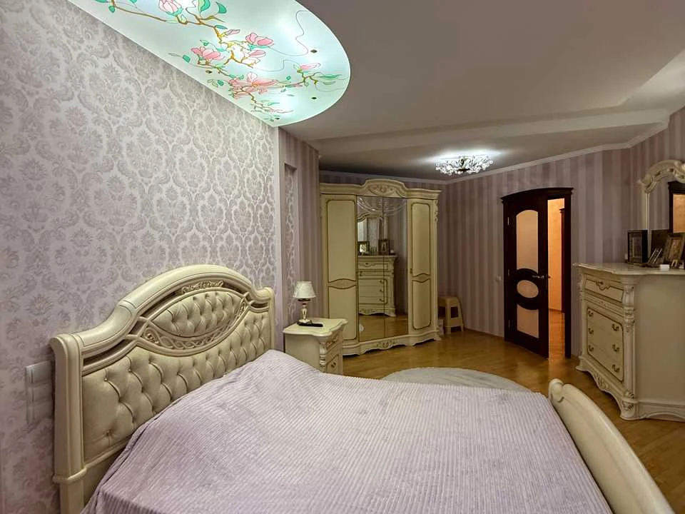 Квартира. Київ, Срібнокільська вул.