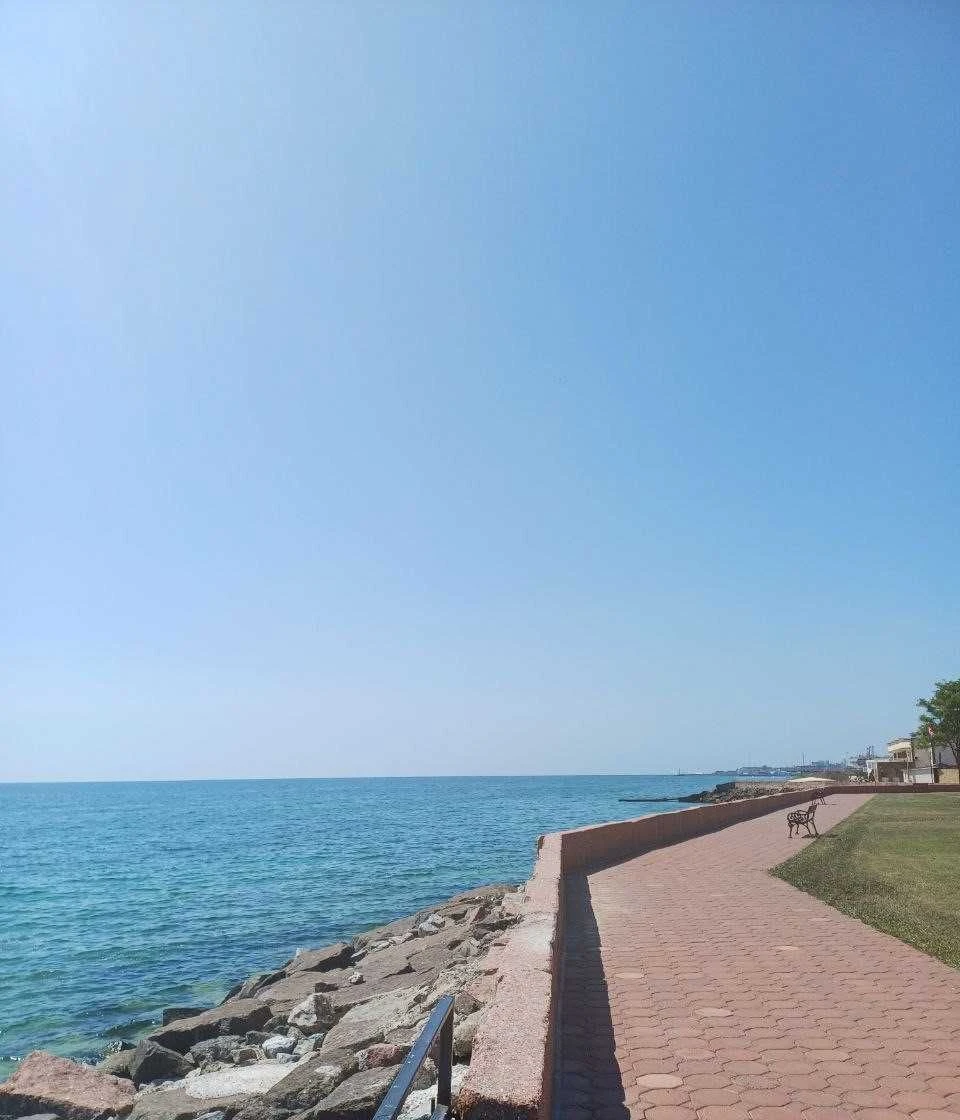 Сучасний будинок на березі моря