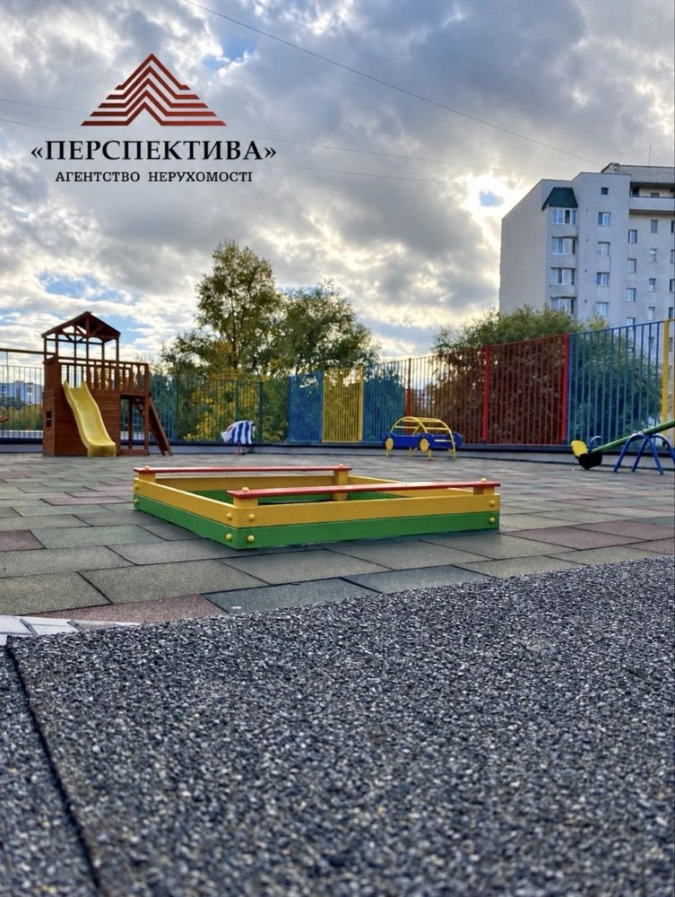 Продаж 3- кімнатної квартири з видом на озеро