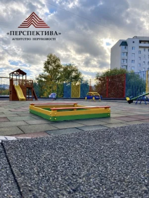 Продаж 3- кімнатної квартири з видом на озеро