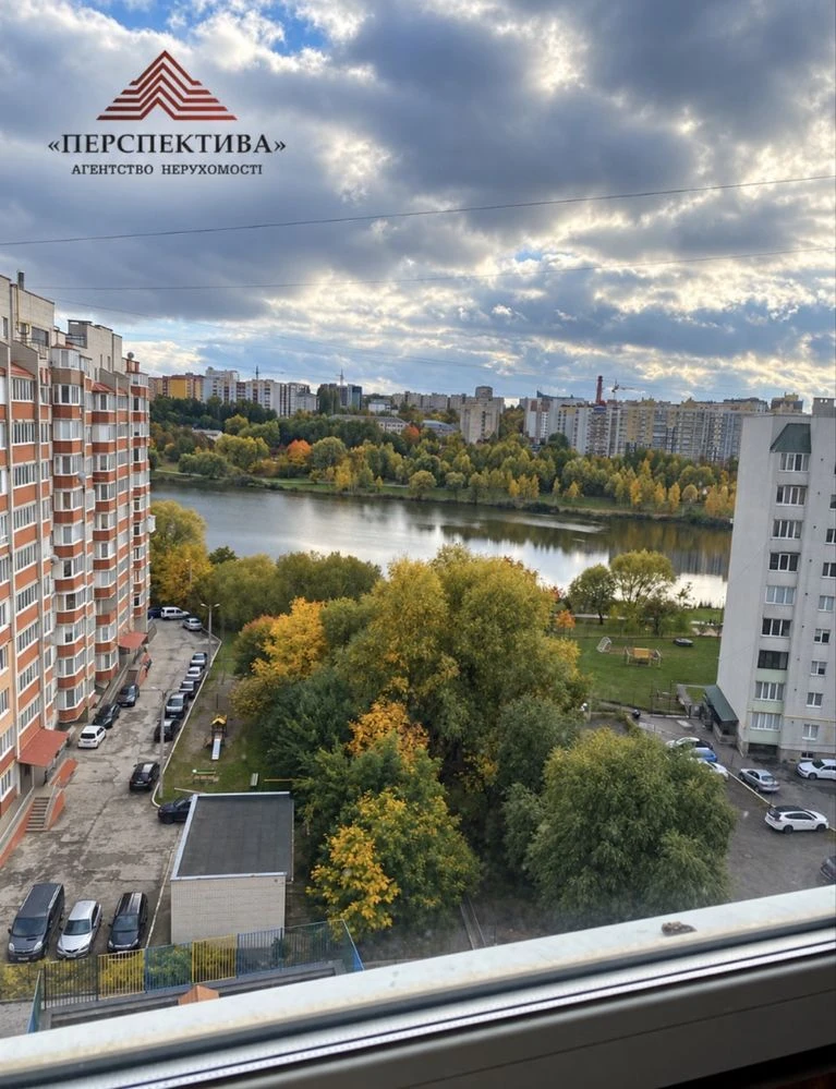 Продаж 3- кімнатної квартири з видом на озеро
