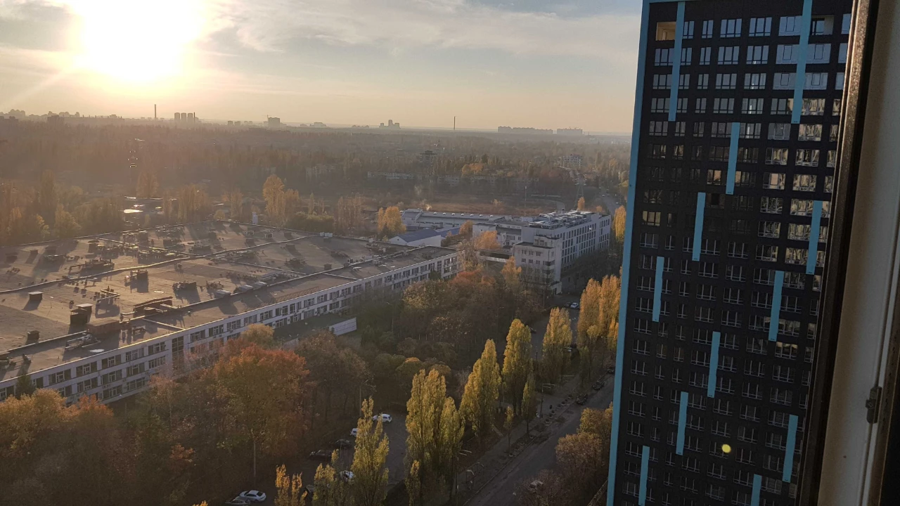 Продам 3-кімнатну квартиру . Буд. 4
