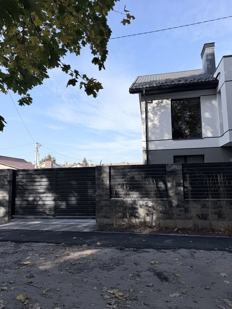 Продаж кутового котеджу двояну в районі Податкової