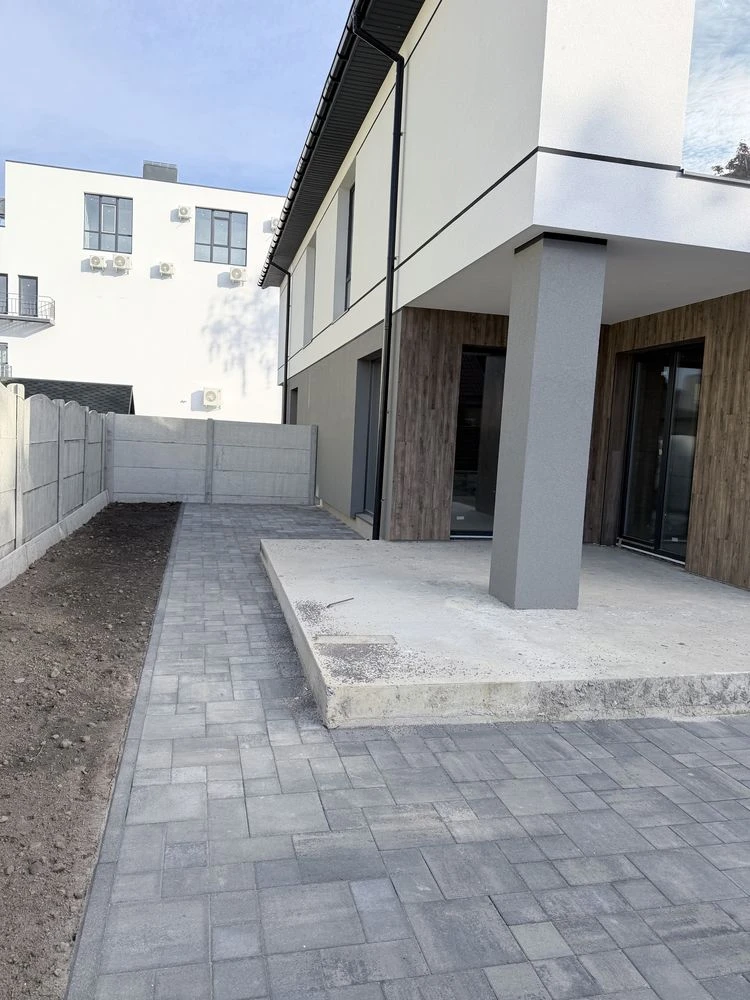 Продаж кутового котеджу двояну в районі Податкової