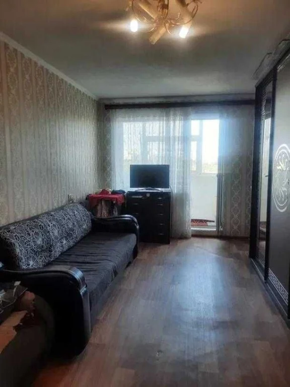 Продам 1 кім. кв. квартиру біля метро Індустріальна.
