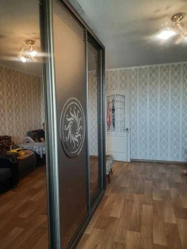 Продам 1 кім. кв. квартиру біля метро Індустріальна.