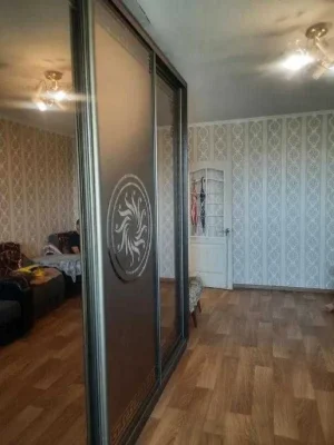 Продам 1 кім. кв. квартиру біля метро Індустріальна.