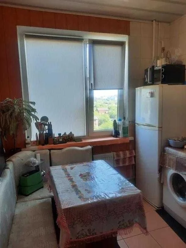 Продам 1 кім. кв. квартиру біля метро Індустріальна.