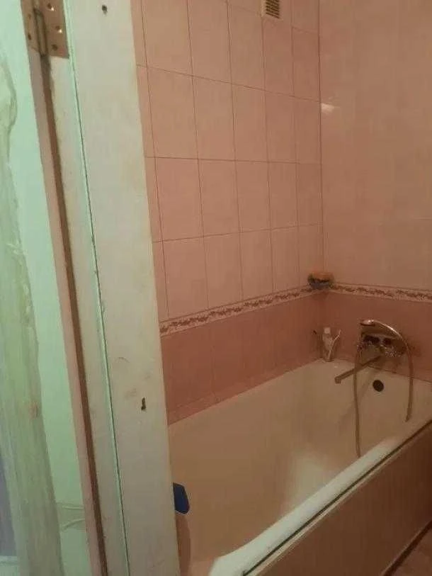 Продам 1 кім. кв. квартиру біля метро Індустріальна.