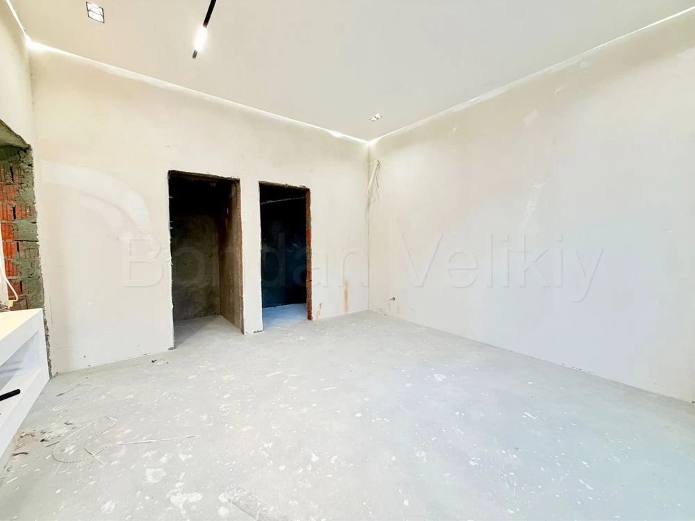 Продаж будинку з частковим ремонтом/240 м2/Ділянка/Комунікац