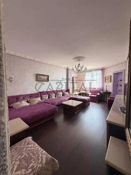 Large one-room apartment with panoramic views of the street.