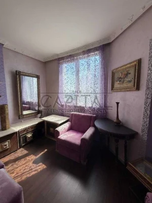Large one-room apartment with panoramic views of the street.