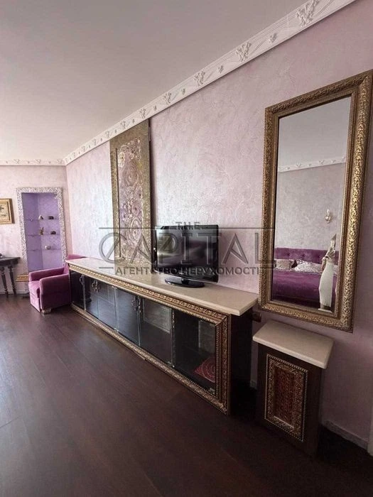 Large one-room apartment with panoramic views of the street.