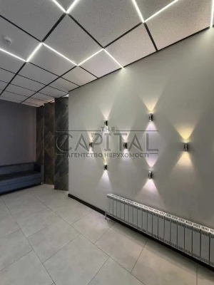 Large one-room apartment with panoramic views of the street.