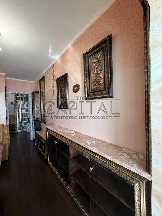 Large one-room apartment with panoramic views of the street.