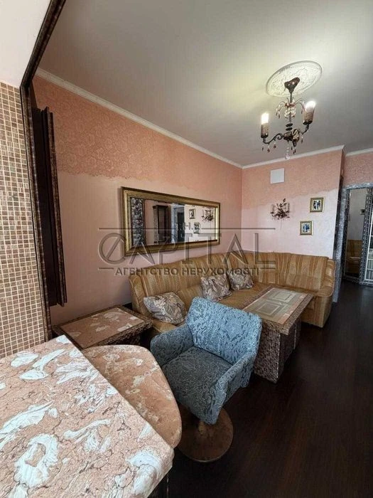 Large one-room apartment with panoramic views of the street.
