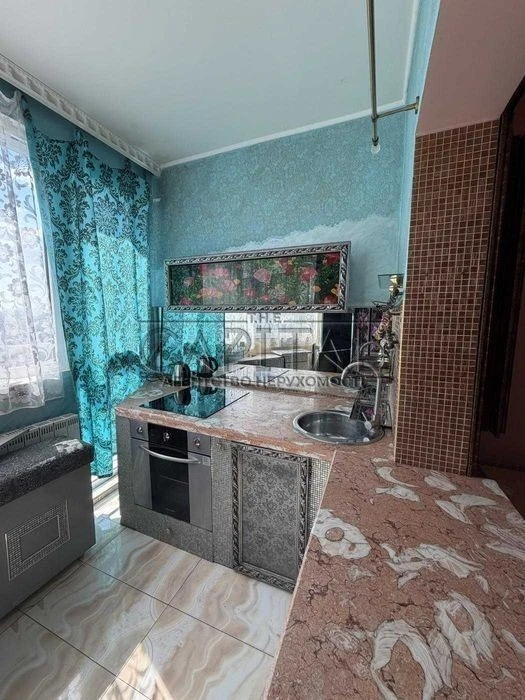 Large one-room apartment with panoramic views of the street.